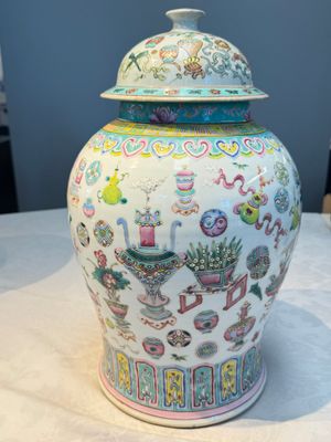 A pair of Chinese famille rose 'Antiquities' covered vases and a dish, 19th C. — foto 2