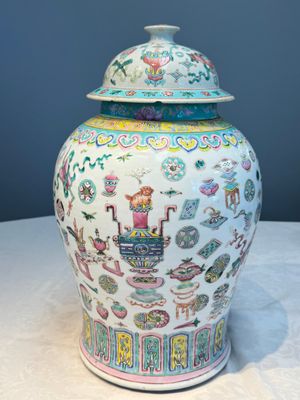 A pair of Chinese famille rose 'Antiquities' covered vases and a dish, 19th C. — foto 22