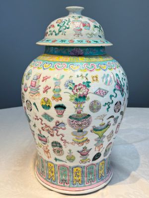 A pair of Chinese famille rose 'Antiquities' covered vases and a dish, 19th C. — foto 23
