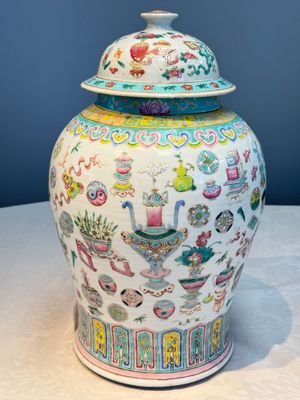 A pair of Chinese famille rose 'Antiquities' covered vases and a dish, 19th C. — foto 24