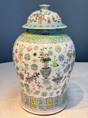 A pair of Chinese famille rose 'Antiquities' covered vases and a dish, 19th C. — foto 25