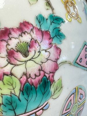 A pair of Chinese famille rose 'Antiquities' covered vases and a dish, 19th C. — foto 26