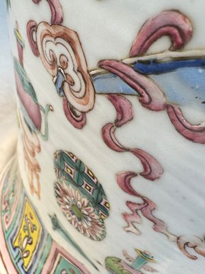 A pair of Chinese famille rose 'Antiquities' covered vases and a dish, 19th C. — foto 27