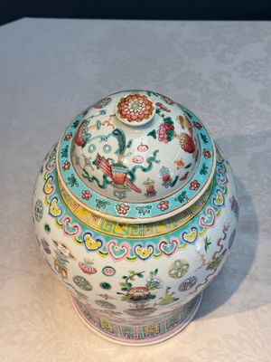 A pair of Chinese famille rose 'Antiquities' covered vases and a dish, 19th C. — foto 28