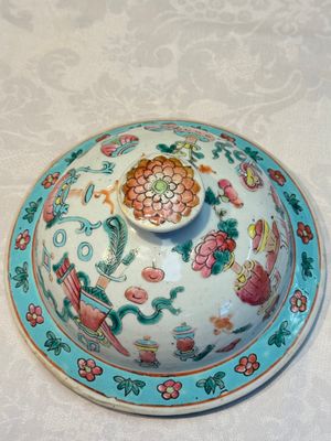 A pair of Chinese famille rose 'Antiquities' covered vases and a dish, 19th C. — foto 29