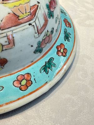 A pair of Chinese famille rose 'Antiquities' covered vases and a dish, 19th C. — foto 30