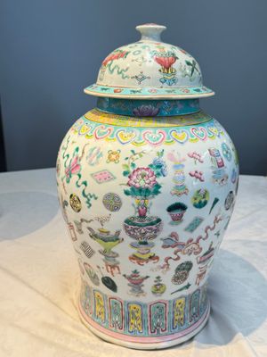 A pair of Chinese famille rose 'Antiquities' covered vases and a dish, 19th C. — foto 3