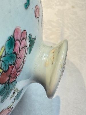 A pair of Chinese famille rose 'Antiquities' covered vases and a dish, 19th C. — foto 31