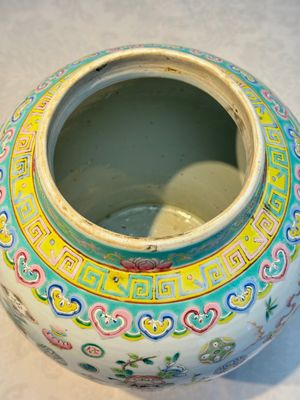 A pair of Chinese famille rose 'Antiquities' covered vases and a dish, 19th C. — foto 38