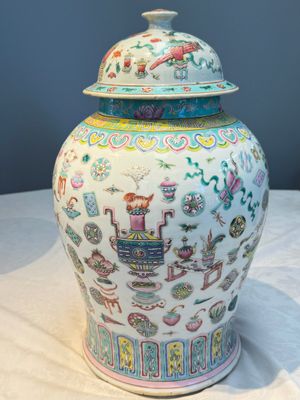 A pair of Chinese famille rose 'Antiquities' covered vases and a dish, 19th C. — foto 4