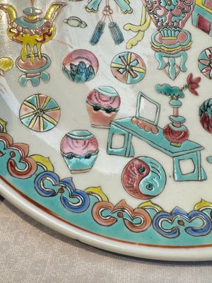 A pair of Chinese famille rose 'Antiquities' covered vases and a dish, 19th C. — foto 49