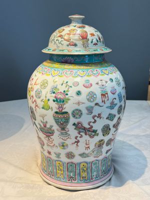 A pair of Chinese famille rose 'Antiquities' covered vases and a dish, 19th C. — foto 5