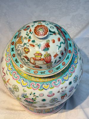 A pair of Chinese famille rose 'Antiquities' covered vases and a dish, 19th C. — foto 6