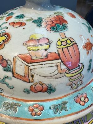 A pair of Chinese famille rose 'Antiquities' covered vases and a dish, 19th C. — foto 7