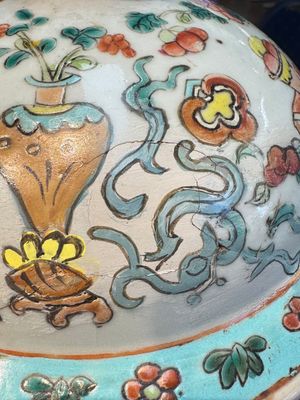 A pair of Chinese famille rose 'Antiquities' covered vases and a dish, 19th C. — foto 8