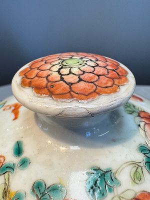 A pair of Chinese famille rose 'Antiquities' covered vases and a dish, 19th C. — foto 9