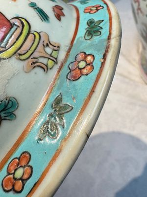 A pair of Chinese famille rose 'Antiquities' covered vases and a dish, 19th C. — foto 10