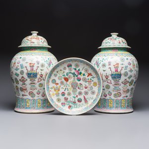 A pair of Chinese famille rose 'Antiquities' covered vases and a dish, 19th C. — foto 1