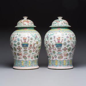 A pair of Chinese famille rose 'Antiquities' covered vases and a dish, 19th C. — foto 2