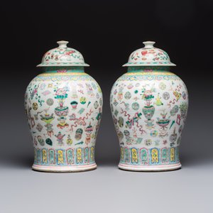 A pair of Chinese famille rose 'Antiquities' covered vases and a dish, 19th C. — foto 3