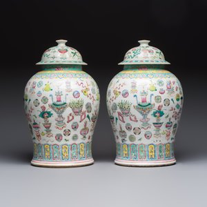 A pair of Chinese famille rose 'Antiquities' covered vases and a dish, 19th C. — foto 4