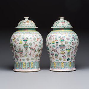 A pair of Chinese famille rose 'Antiquities' covered vases and a dish, 19th C. — foto 5