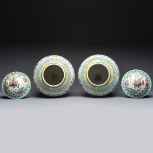 A pair of Chinese famille rose 'Antiquities' covered vases and a dish, 19th C. — foto 6