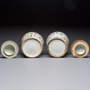 A pair of Chinese famille rose 'Antiquities' covered vases and a dish, 19th C. — foto 7