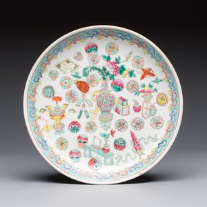 A pair of Chinese famille rose 'Antiquities' covered vases and a dish, 19th C. — foto 8