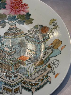 A pair of Chinese famille rose 'Antiquities' dishes, Guangxu marks, 19/20th C. — photo 3