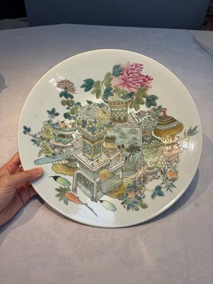 A pair of Chinese famille rose 'Antiquities' dishes, Guangxu marks, 19/20th C. — photo 8