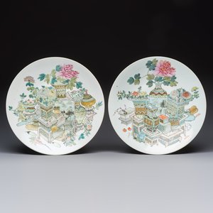 A pair of Chinese famille rose 'Antiquities' dishes, Guangxu marks, 19/20th C. — photo 1