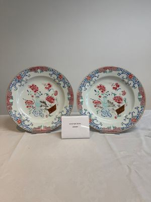 A pair of Chinese famille rose 'antiquities' dishes, Yongzheng — photo 1