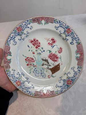 A pair of Chinese famille rose 'antiquities' dishes, Yongzheng — photo 2