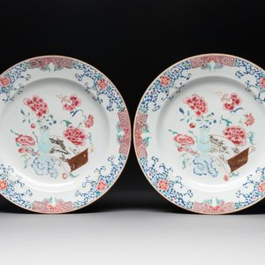 A pair of Chinese famille rose 'antiquities' dishes, Yongzheng — photo 1