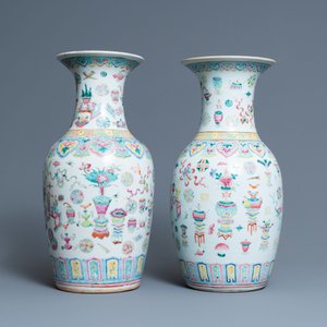 A pair of Chinese famille rose 'antiquities' vases, 19th C. — 照片 2