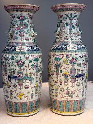 A pair of Chinese famille rose 'Antiquities' vases, 19th C. — photo 1