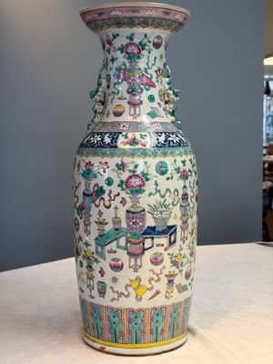 A pair of Chinese famille rose 'Antiquities' vases, 19th C. — photo 15