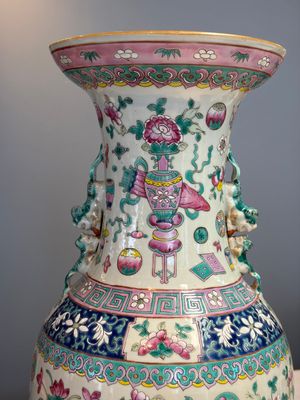 A pair of Chinese famille rose 'Antiquities' vases, 19th C. — photo 16