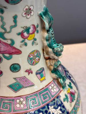 A pair of Chinese famille rose 'Antiquities' vases, 19th C. — photo 20