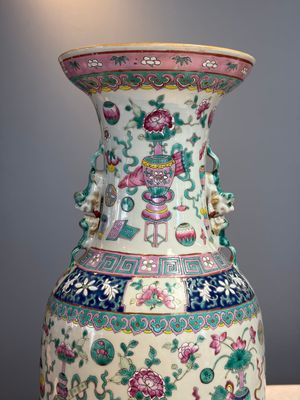 A pair of Chinese famille rose 'Antiquities' vases, 19th C. — photo 2
