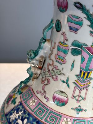 A pair of Chinese famille rose 'Antiquities' vases, 19th C. — photo 22