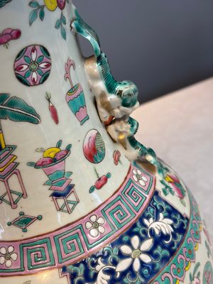 A pair of Chinese famille rose 'Antiquities' vases, 19th C. — photo 23