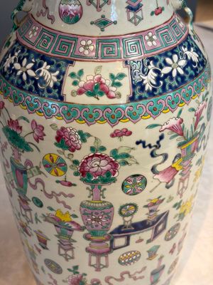 A pair of Chinese famille rose 'Antiquities' vases, 19th C. — photo 24