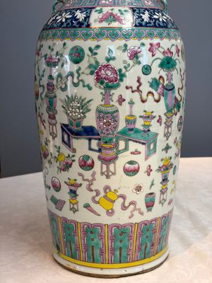 A pair of Chinese famille rose 'Antiquities' vases, 19th C. — photo 3