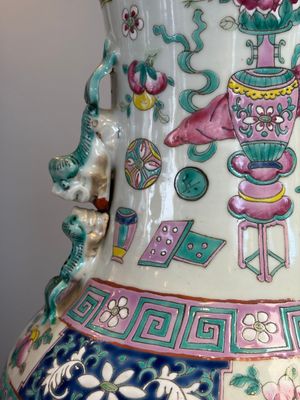 A pair of Chinese famille rose 'Antiquities' vases, 19th C. — photo 4