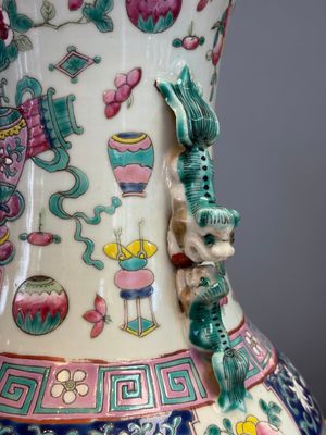 A pair of Chinese famille rose 'Antiquities' vases, 19th C. — photo 5