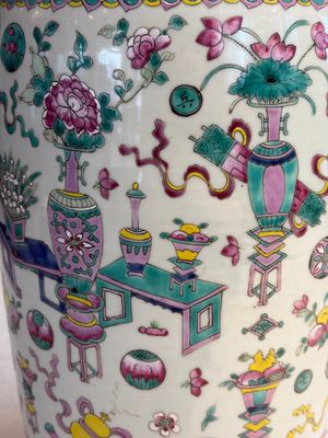 A pair of Chinese famille rose 'Antiquities' vases, 19th C. — photo 6