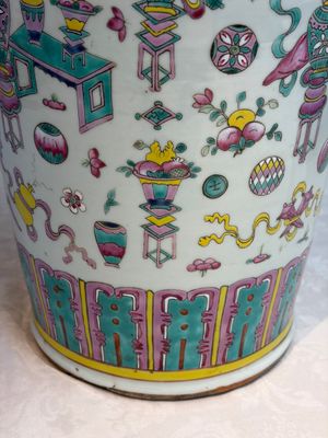 A pair of Chinese famille rose 'Antiquities' vases, 19th C. — photo 7