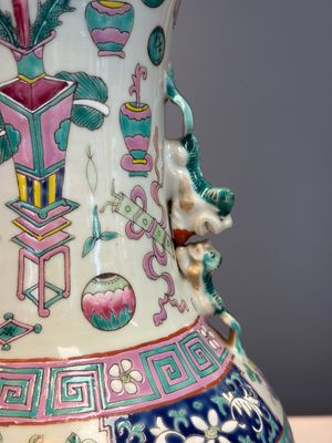A pair of Chinese famille rose 'Antiquities' vases, 19th C. — photo 9